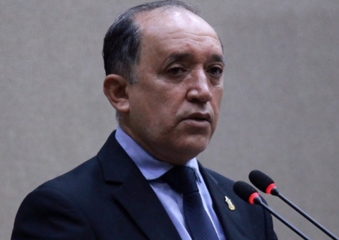 Prof. Samuel rebate críticas após dizer que bolacha com suco é o suficiente para alunos em Manaus