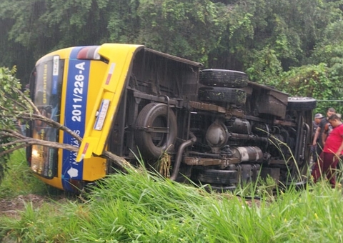Amarelinho perde o controle em acidente durante chuva em Manaus; vídeo
