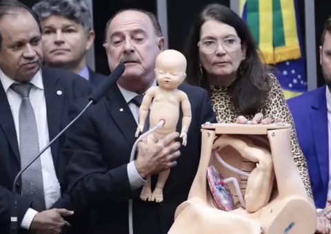 Deputado encena aborto em sessão do Congresso em protesto a decisão de Moraes; vídeo