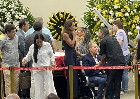 Abalado, Arthur Neto comparece ao velório do filho, Arthur Bisneto, em Manaus