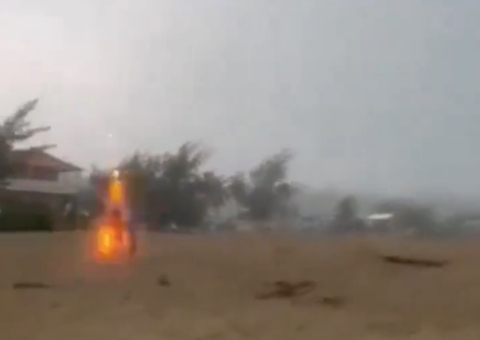 Crianças são atingidas por raio enquanto brincavam em praia; vídeo impressionante