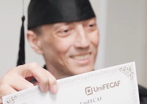 Com câncer em estágio terminal, estudante de engenharia ganha formatura dias antes de morrer