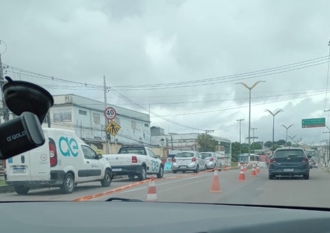 Obra na Constantino Nery causa trânsito quilométrico 
