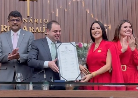 Isabelle Nogueira recebe medalha Ruy Araújo por divulgar a cultura do AM