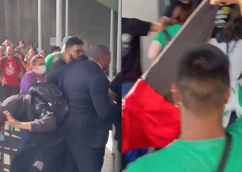 Professores forçam entrada e invadem Assembleia Legislativa durante protesto; vídeo