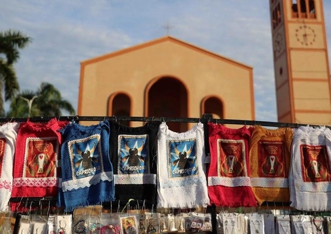 Festival de Parintins: Visitantes se derretem com ilha dividida entre azul e vermelho