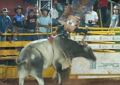 Peão desmaia ao ser arremessado e pisoteado por touro durante rodeio; vídeo