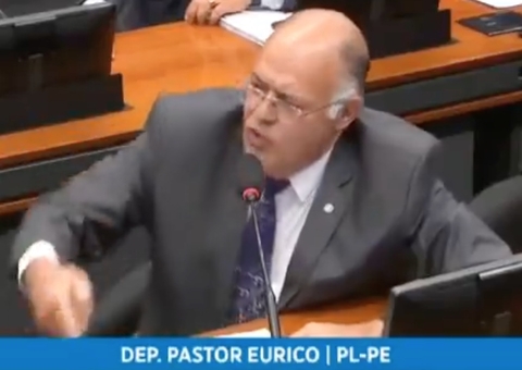 Deputado leva "ex-trans" à Câmara e diz que "história que nasceu gay e vai morrer gay" é mentira 