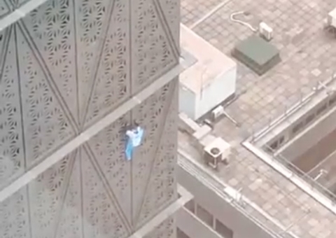 Vídeo mostra homem escalando prédio na Argentina sem nenhuma proteção 