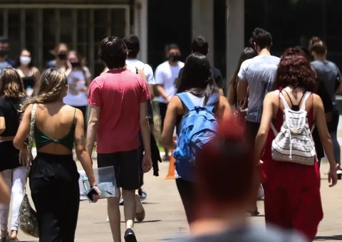 Senado aprova bolsa de R$ 700 para estudantes de baixa renda de universidades públicas e ensino técnico