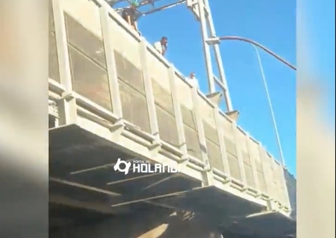 Motociclista é arremessado de ponte em acidente; vídeo