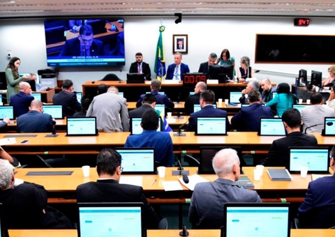 Comissão da Câmara aprova uso de cassetete em jovens infratores em casos de tentativa de suicídio; entenda 