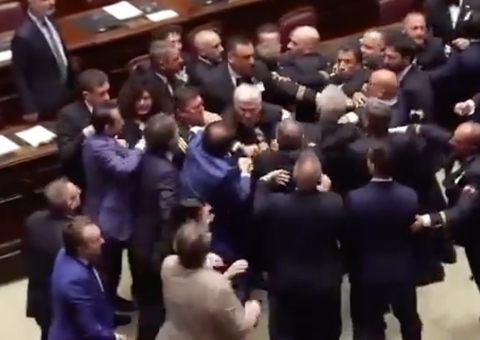 Deputado é ferido em sessão e deixa parlamento italiano na cadeira de rodas