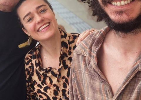 Atriz Karine Carvalho diz viver um trisal com marido diretor e músico famoso