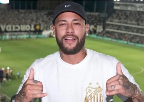 Neymar em jogo do Flamengo tem 'flerte', pé no chão e encanto com torcida