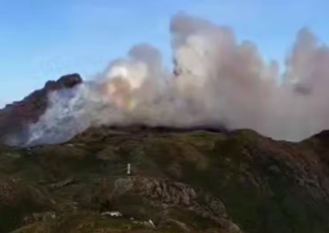 Fogo se alastra durante incêndio no Parque Nacional do Itatiaia