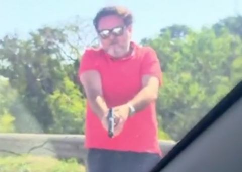 Motorista atira em carro com casal e crianças durante briga de trânsito; vídeo