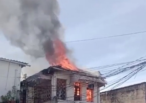 Fogo se alastra e consome casa na Praça 14; vídeo