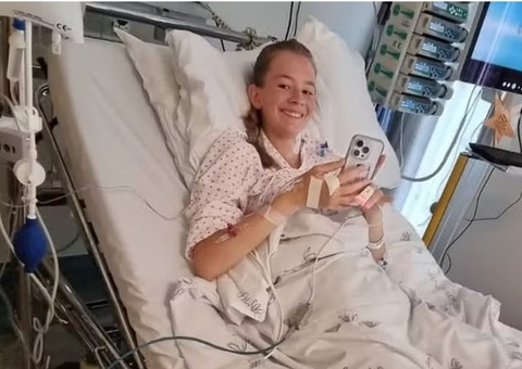 Árbitra de futebol quase morre após ser atingida por bola no abdômen