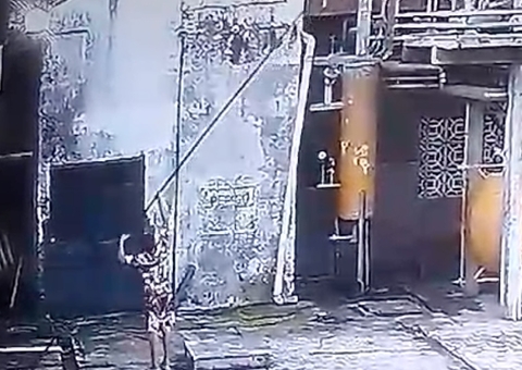 Garoto recebe descarga elétrica ao tentar pegar papagaio no Amazonas; veja vídeo