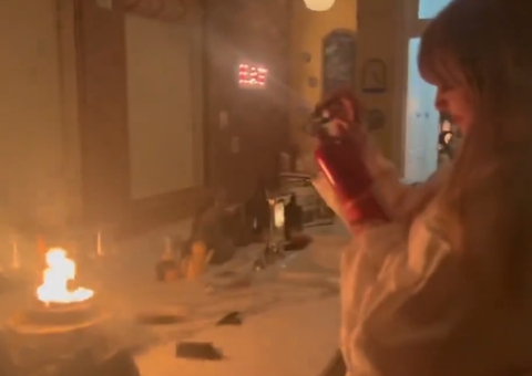 Taylor Swift põe fogo na cozinha, mas consegue apagar usando extintor
