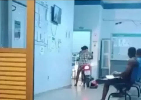 Mulher entra de moto em UPA para 'acordar médicos' e receber atendimento; vídeo