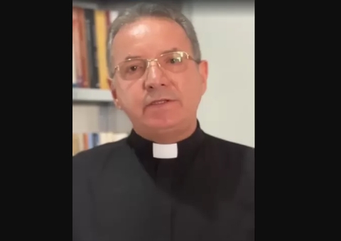 Padre é afastado após ser chantageado por homem com quem se relacionou