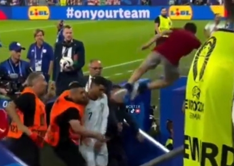 Torcedor 'voa' da arquibancada e quase atinge Cristiano Ronaldo; veja