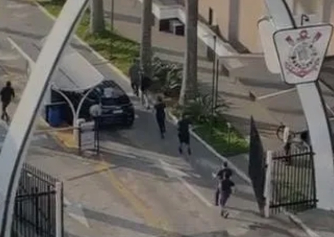 Torcedores invadem CT e sede social do Corinthians; vídeo