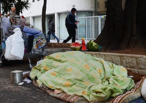 PL que multa em até R$ 17 mil doações de comida a moradores de rua é suspenso após reações