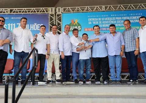 Omar Aziz entrega a ministro lista de medidas para combate à seca no Amazonas