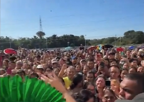Multidão de clientes causa muvuca em inauguração de loja na Avenida das Torres
