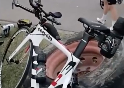 Roda de caminhão se solta e atinge ciclistas; um morreu 