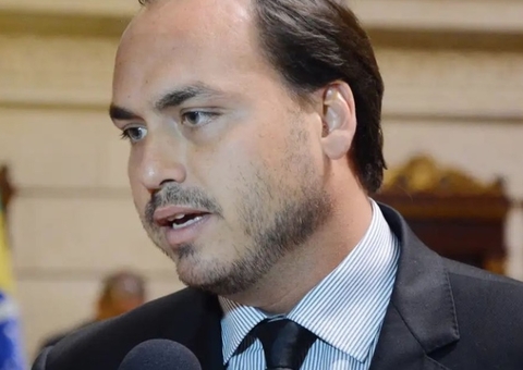 PF faz operação sobre 'Abin paralela' e investiga Carlos Bolsonaro