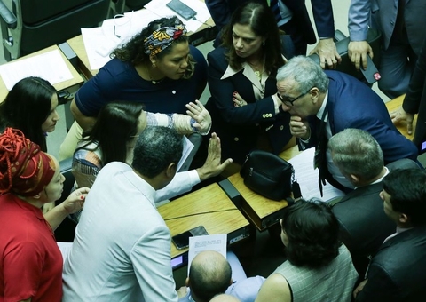 Câmara aprova PEC da Anistia, que reduz cota para negros nas eleições