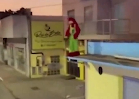 Vídeo: 'Fofão' da Carreta Furacão é atropelado durante apresentação