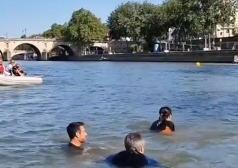 Prefeita de Paris cumpre promessa e mergulha no Rio Sena; vídeo