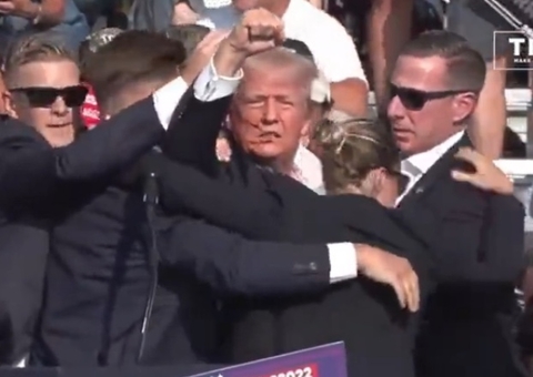 Donald Trump vende tênis com imagem em que aparece ferido após atentado