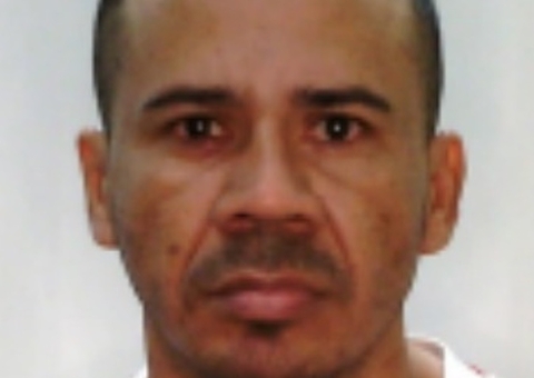 Polícia procura homem por roubo em estacionamento de supermercado em Flores