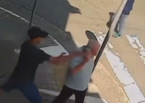 Adolescente morre atropelado segundos após roubar celular de idoso; vídeo