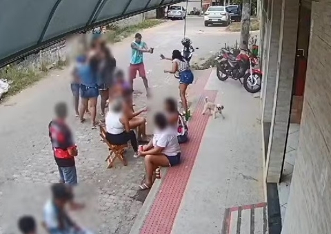 Homem mata ex-namorada a tiros na frente de bar; vídeo