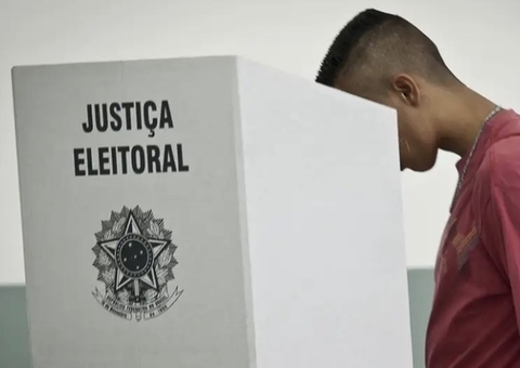 Justiça eleitoral mantém prisão de eleitor que publicou foto da urna mostrando voto 