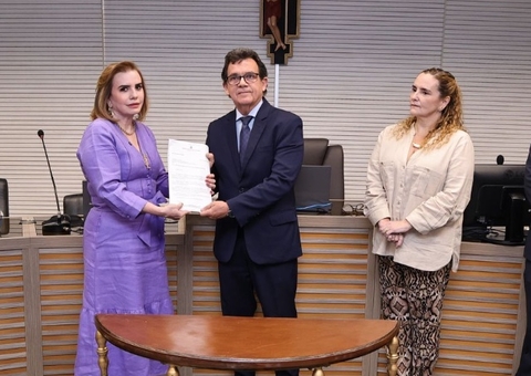 TCE-AM entrega à Justiça Eleitoral lista de gestores com contas reprovadas