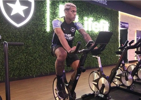 Atacante Matheus Martins é regularizado e pode estrear pelo Botafogo no fim de semana