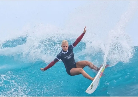 Brasileira Tati Weston-Webb vence nº 1 do mundo e vai às quartas de final no surfe
