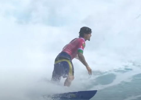  Gabriel Medina supera Chumbinho e avança à semifinal