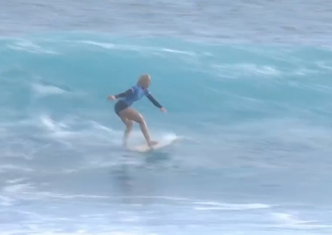 Tati Weston-Webb supera espanhola e vai à semi do surfe
