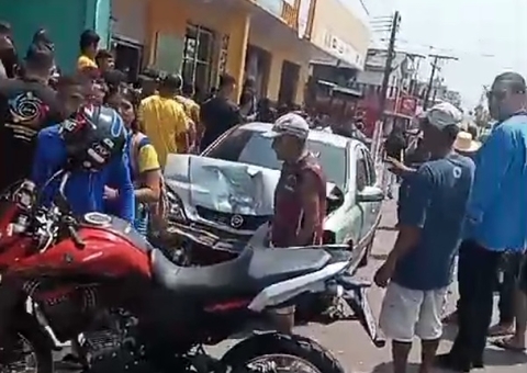 Vídeo: Pedestres ficam feridos após motorista perder controle de carro em Manaus