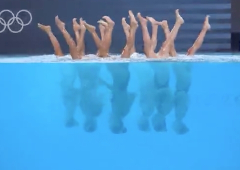 Equipe dos EUA de nado sincronizado surpreende com "moonwalk" em Paris; vídeo