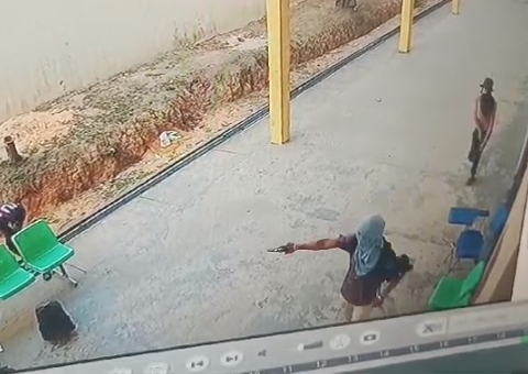 Dupla armada invade escola, ameaça e rouba celulares de estudantes em Manaus